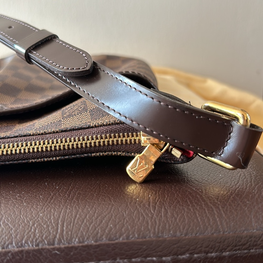 Louis Vuitton Damier Crossbody - Picture 5 of 16